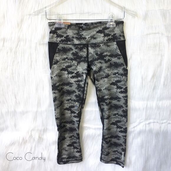 🆕Reebok Skinny Digital Camouflage Print Capris - Picture 1 of 4